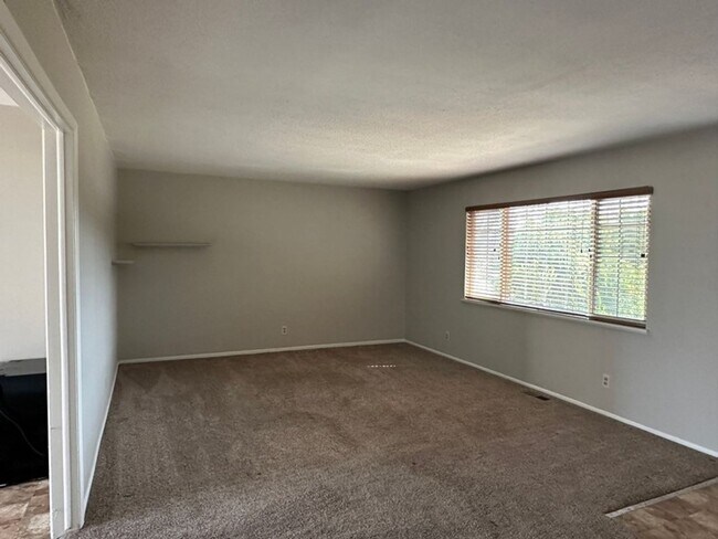 Building Photo - Three Bedroom Home minutes from UNR
