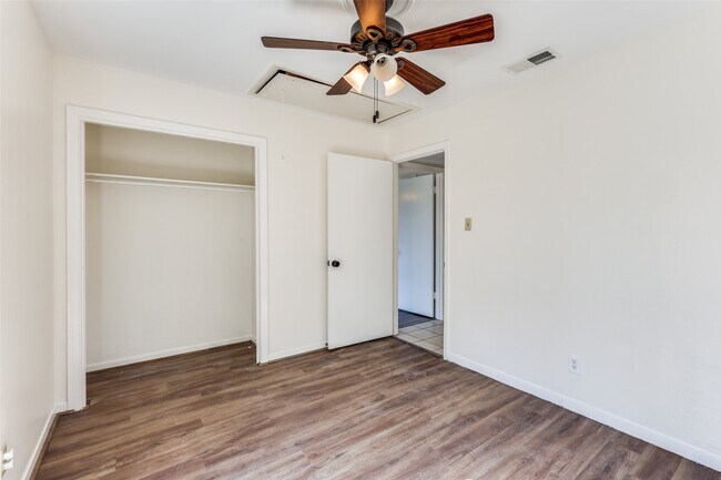 Building Photo - 400 Cherry Hill Dr