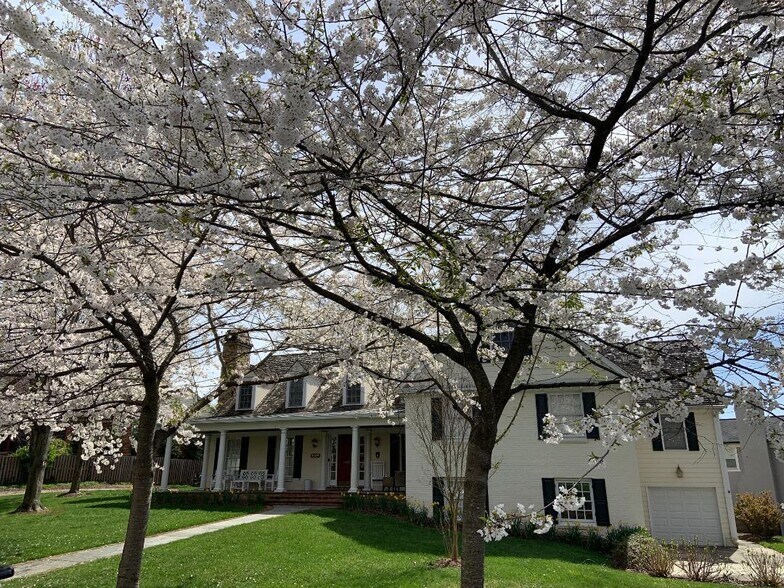 Front of house, idyllic setting on quiet street - 5804 Searl Ter