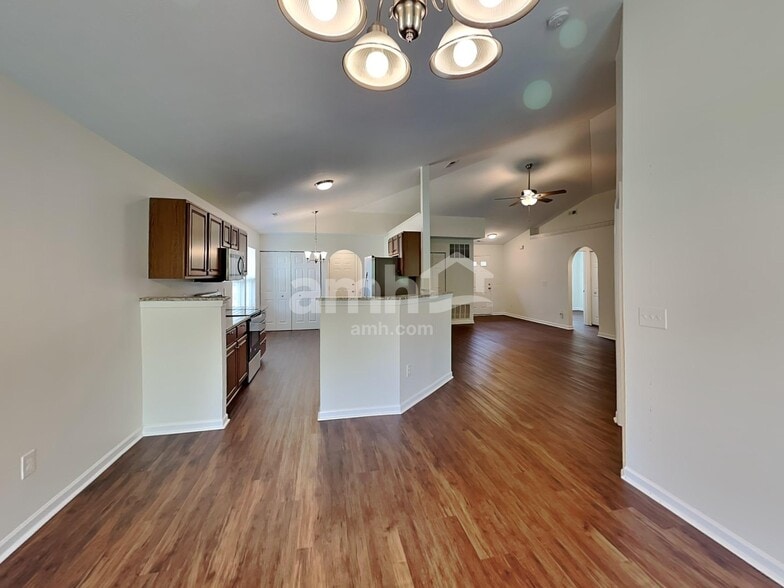Building Photo - 327 Haystack Ave