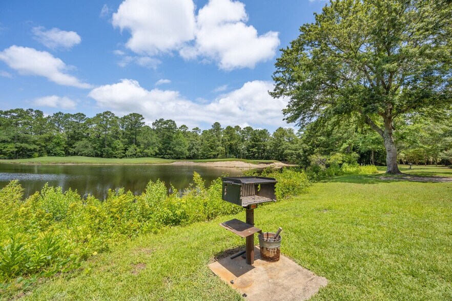 Building Photo - 22 Greenbriar Ave