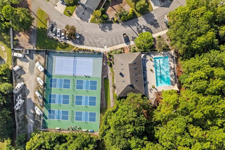 Pickleball, tennis and pool - 5935 Inland Greens Dr