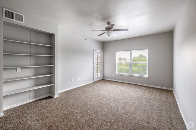 A2 1BR, 1BA - 787SF - Living Room - Silverleaf Apartments