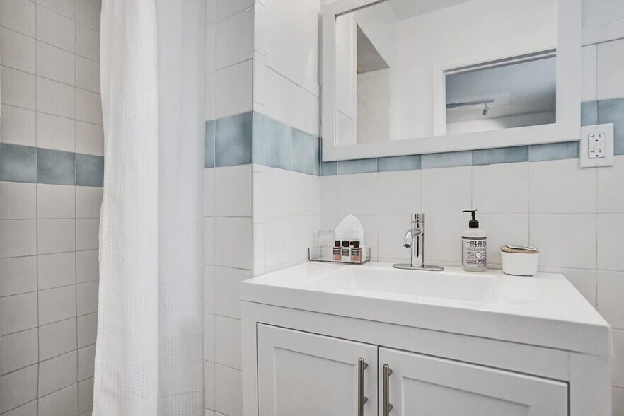 Building Photo - 810 S Surf Rd