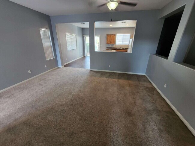 Building Photo - "Charming 3-Bed Oasis with 2 Full Baths in North Las Vegas – 1305 Sq Ft of Comfort!"