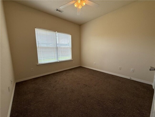 Building Photo - 663 Appleridge Dr
