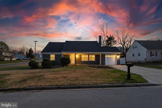 Building Photo - 2403 Kingsway Rd