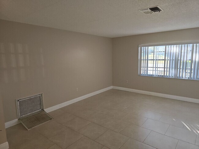 Building Photo - Beautuful 2 bedroom, 2 bath, 2 car garage rental home in Weeki Wachee!