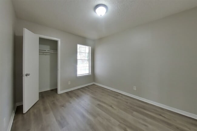 Building Photo - 4427 Oakside Dr
