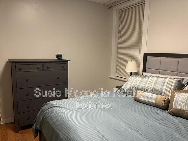 Building Photo - 736 Dover Pl