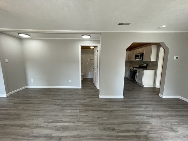 Building Photo - 3510 Lakeshore Dr