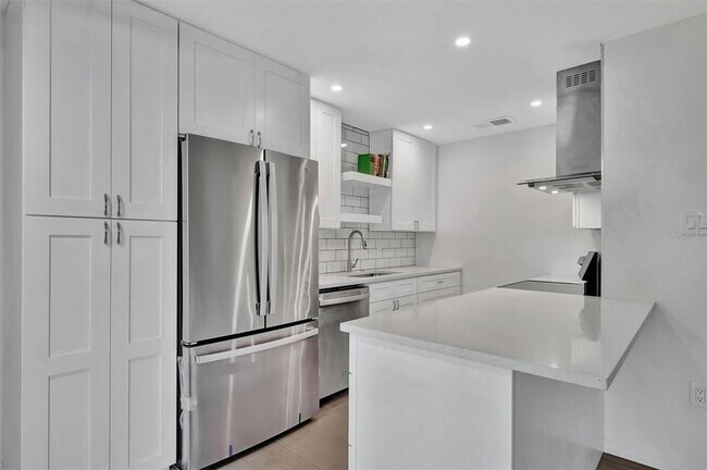 Building Photo - 650 Pinellas Point Dr S