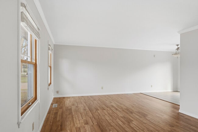 Building Photo - 1903 Sumac Dr