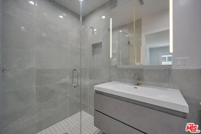 Building Photo - 505 N Alfred St