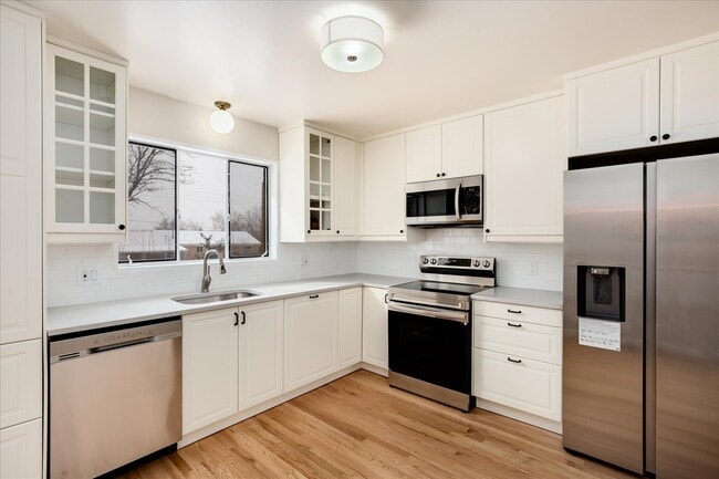 Building Photo - 982 E Briarwood Cir S