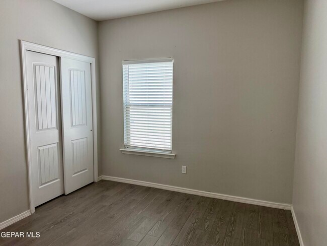Building Photo - 909 Malven Pl