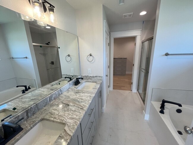 Building Photo - Beautiful BRAND-NEW 4 bedroom, 2 bath home...