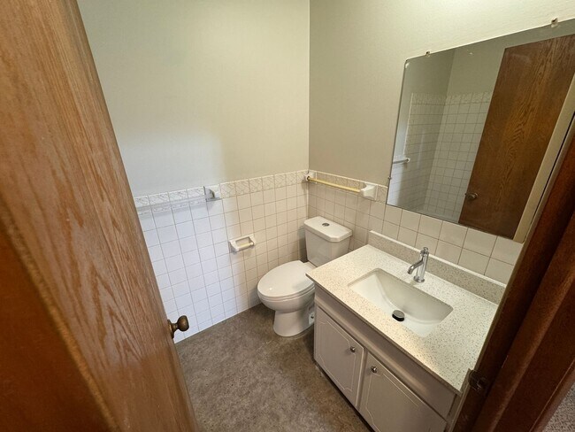 Building Photo - Renovated 2-bedroom 1-bathroom