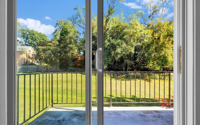 Building Photo - Bright Top-Floor 2BR Condo with Balcony in Parkside Community