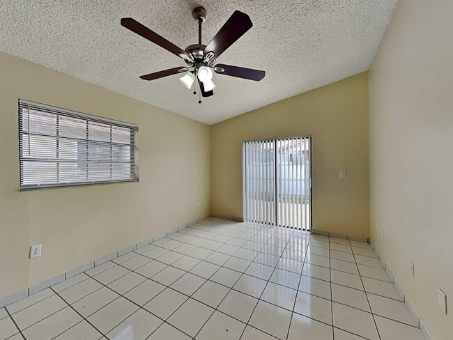 Building Photo - 2522 W 72nd St