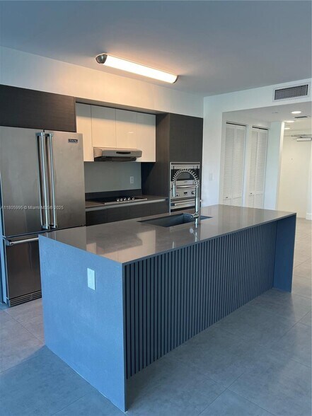Building Photo - 9821 E Bay Harbor Dr