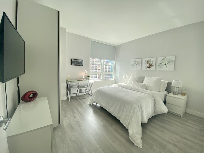 Building Photo - 999 Brickell Ave