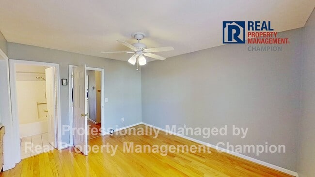 Building Photo - Spacious End Unit Townhome with Private De...