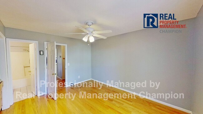Building Photo - Spacious End Unit Townhome with Private Decks on Two Levels