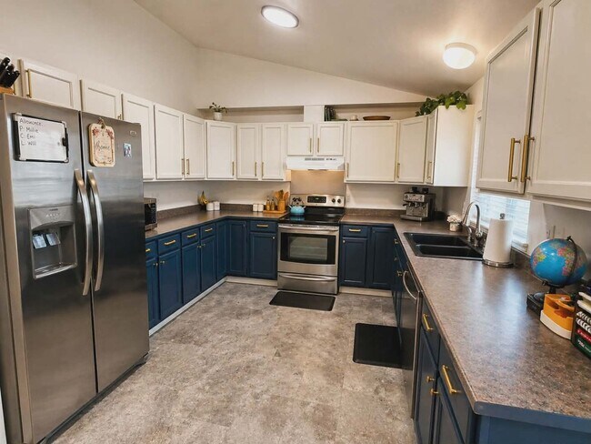 Building Photo - Must See 3 BED/2 Bath Rambler in Heart of Yelm Available 6/10/26! Close to JBLM!!!