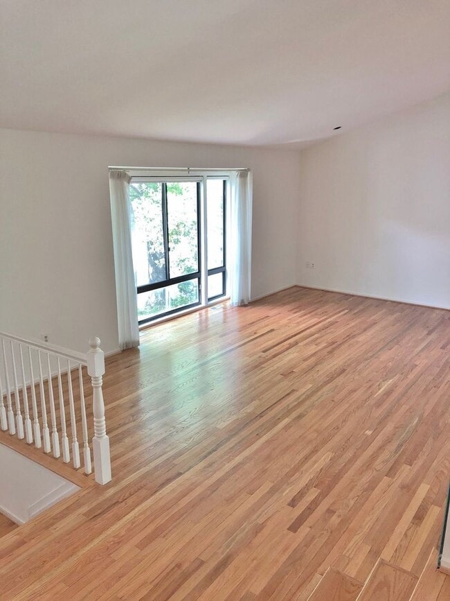 Building Photo - Spacious Potomac Beauty backs to Golf Course