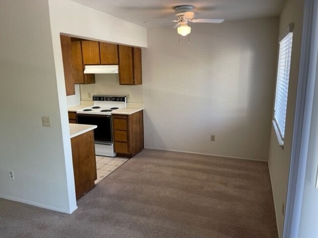 Building Photo - Spacious Orangevale condo that is clean, quite, and private.