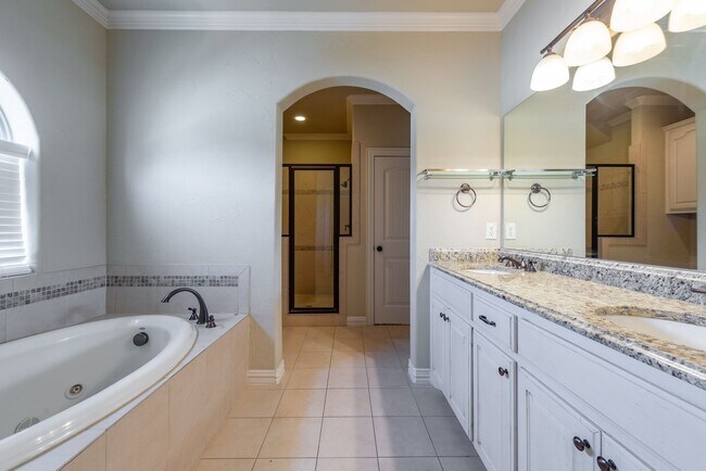Building Photo - Beautiful Tuscan feel Condo Lower Greenville area