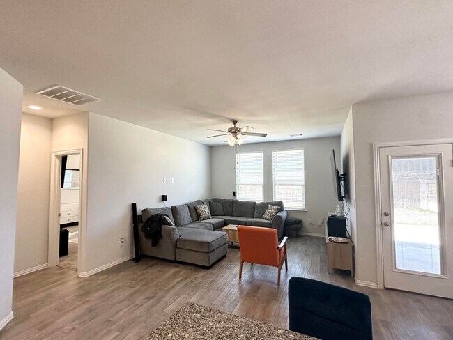 Building Photo - 4 Bed 2 Bath For Rent