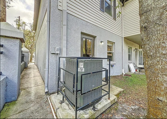 Building Photo - Charming 2-Bedroom, 1 Bathroom Townhome in...