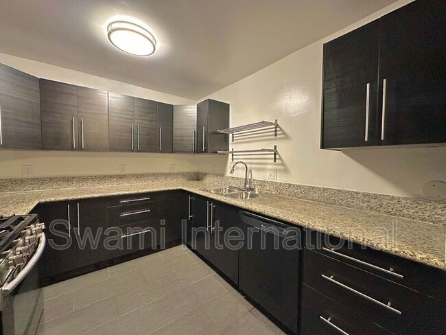 Building Photo - 674 W 27th St