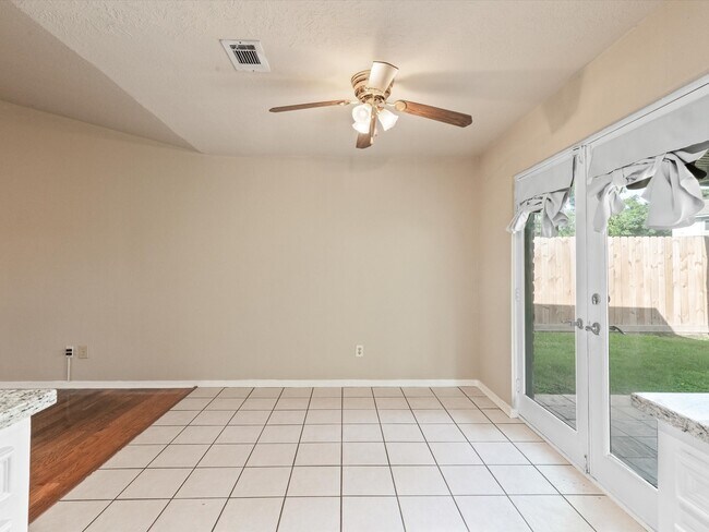 Building Photo - 9811 Charter Ridge Dr