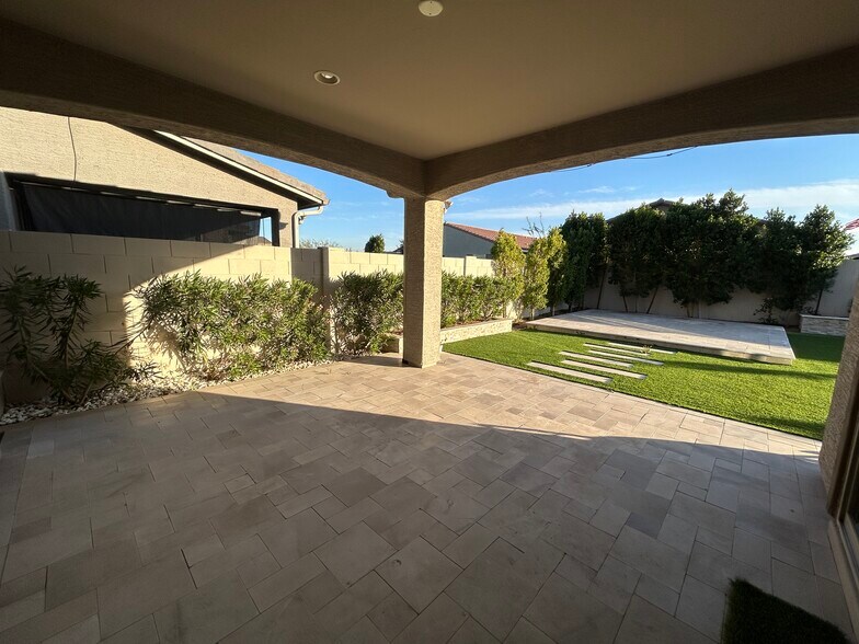 Building Photo - 8909 W Missouri Ave