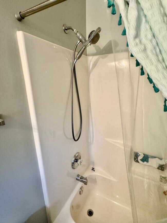 Building Photo - Updated 3BR/2BA with LOFT and Garage!