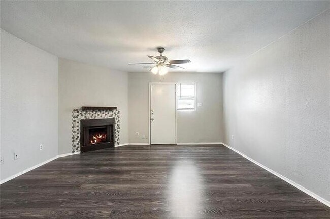 Building Photo - 8704 Victorian Village Dr