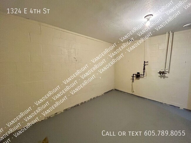 Building Photo - 1324 E 4th St