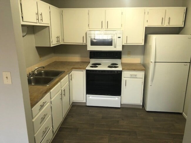 Interior Photo - 608 NE 4th Street