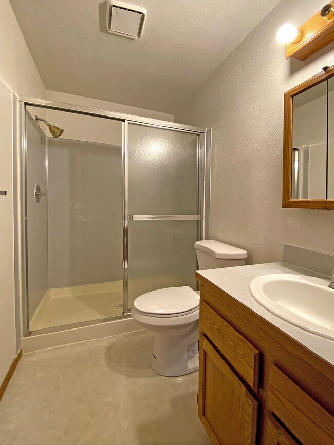 Building Photo - 835 S 76th St