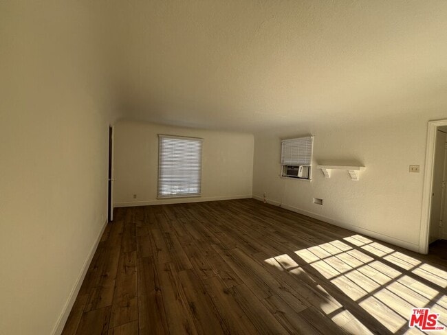 Building Photo - 4956 S San Vicente Blvd
