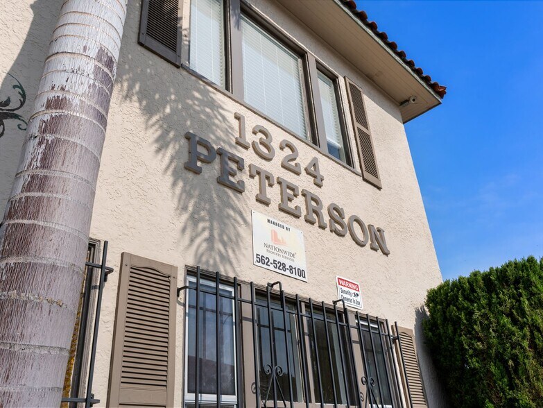 Building Photo - 1324 N Peterson Ave