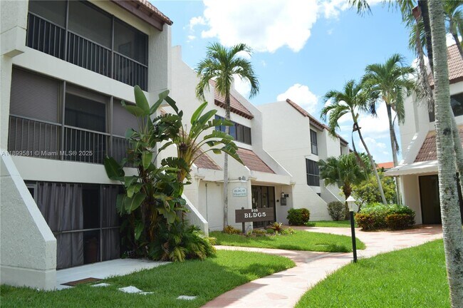 Building Photo - 303 Racquet Club Rd