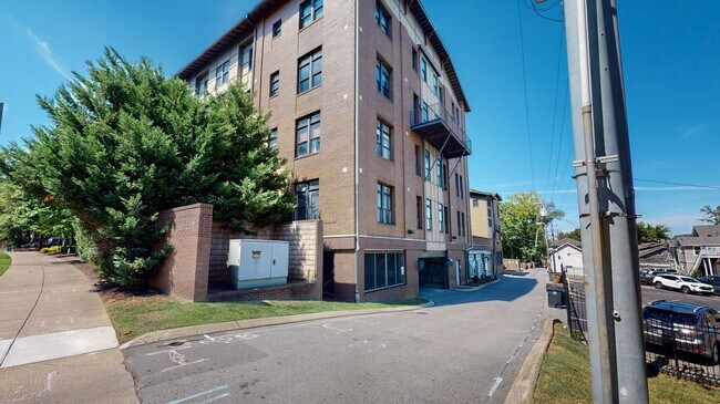 Building Photo - 1706 18th Ave S