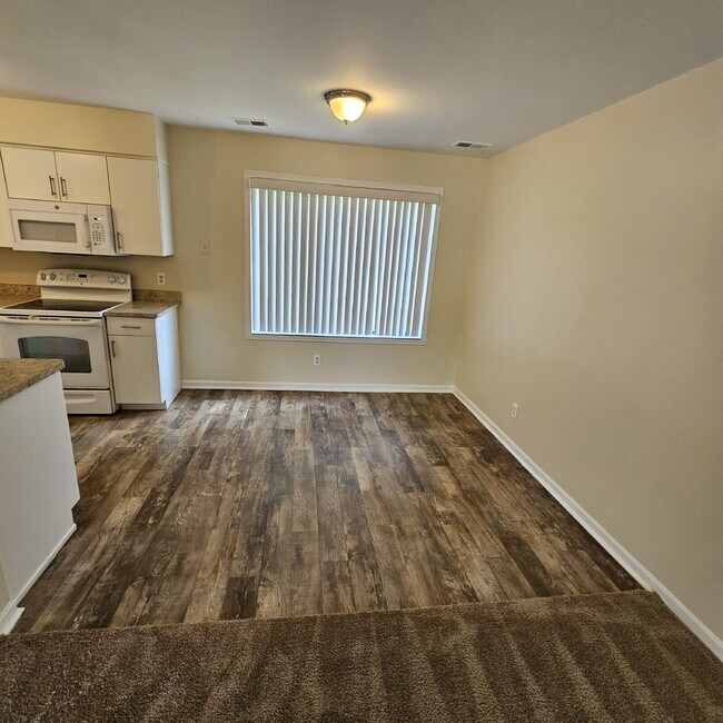 Building Photo - Upper 2 Bedroom Unit with New Carpet and F...