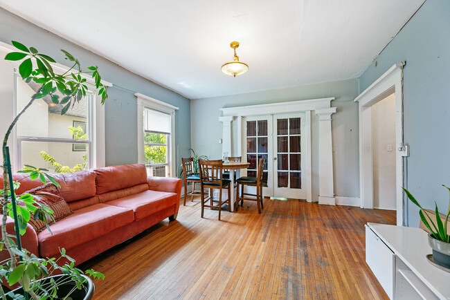 Living room - 520 5th Ave SE