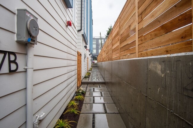 Building Photo - Modern 3BR/3BA Townhouse with Rooftop - Views of Downtown!