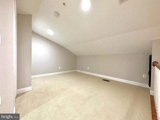 Building Photo - 11837 Regents Park Dr